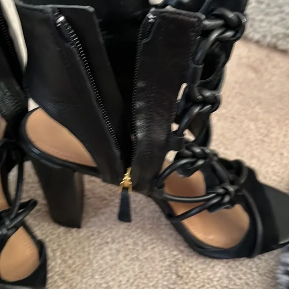 BCBG black heels - Picture 4 of 10